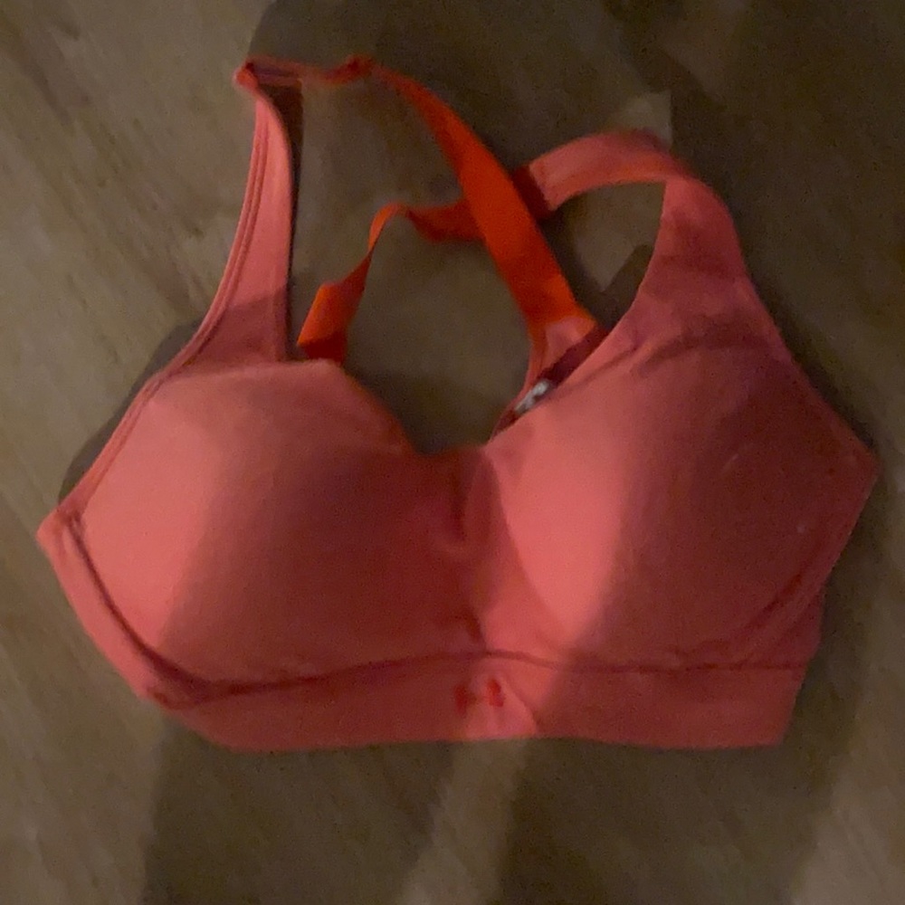 UNDERARMOUR BRA, BUILT IN PADS THAT DONT COME OUT, !